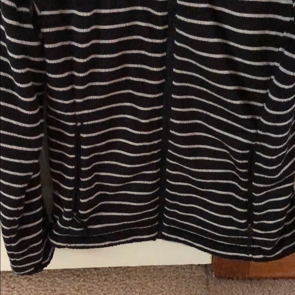 North face jacket 🧥 - Picture 3 of 4